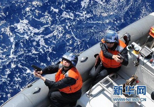 　3月28日，十余名臨檢拿捕隊(duì)員乘小艇駛至模擬可疑商船下方水面。