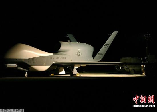 2006年2月17日，美國(guó)“全球鷹”RQ-4A無人機(jī)在秘密地點(diǎn)飛行。