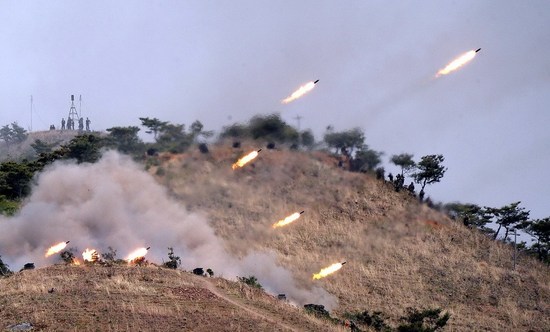 資料圖：朝鮮炮兵在進(jìn)行火力演習(xí)。