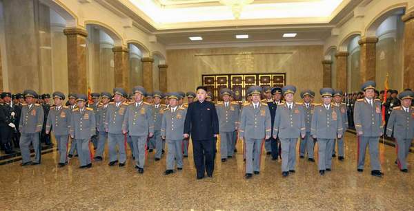 朝鮮最高領(lǐng)導(dǎo)人金正恩于15日零時率領(lǐng)朝鮮軍方高級干部參拜了安置金日成和金正日遺體的錦繡山太陽宮。