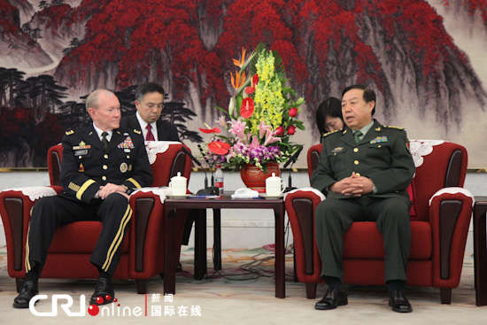 　中央軍委副主席范長(zhǎng)龍上將（右）會(huì)見美軍參聯(lián)會(huì)主席鄧普西上將。