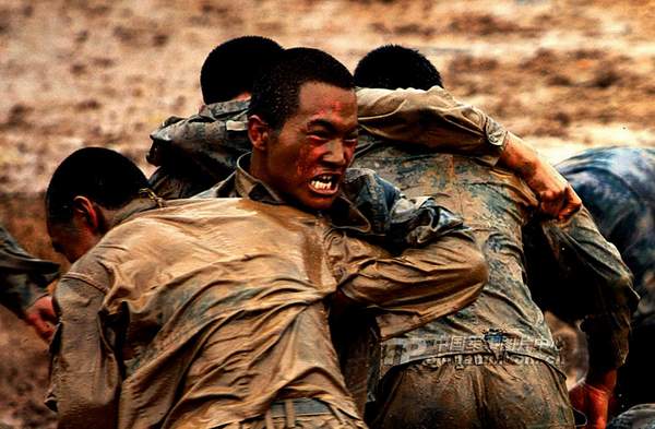 資料圖：濟南軍區(qū)某部特種兵魔鬼訓練。