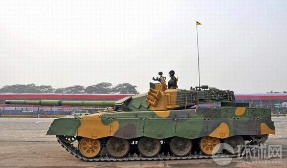 原文配圖：MBT-2000坦克參加孟加拉國閱兵。