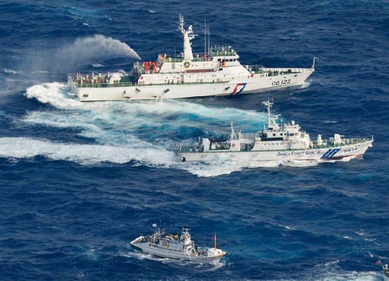 　　資料圖：臺(tái)灣巡邏船在釣魚(yú)島海域用水炮驅(qū)逐日本巡邏船