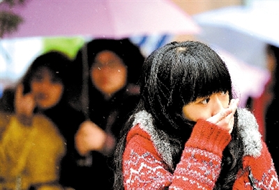 大學(xué)路附近，一位美女冷得縮起脖子。 晚報記者 馬健 圖