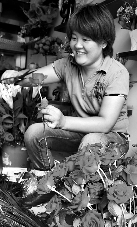 8月21日，內(nèi)黃縣一家鮮花店的工作人員正在包裝鮮花。