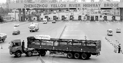 一輛6軸大貨車被路政人員勸阻后，掉頭返回