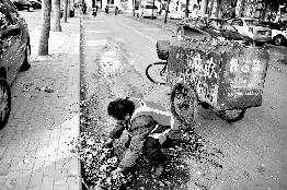 他不停清理著路邊的樹葉。