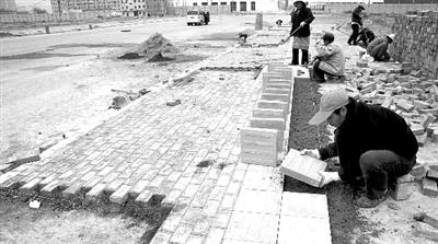 端午路正在鋪設(shè)人行道道磚，進(jìn)行工程收尾。