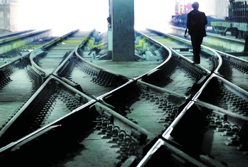 ▲鄭州地鐵1號線醫(yī)學(xué)院站，地下18米縱橫交錯的鐵軌伸向遠(yuǎn)方。