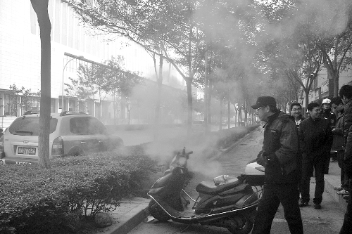 暖氣管爆裂，熱水熱氣從花壇中噴出。