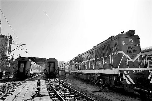 　　鄭州車輛段，擦拭一新的列車整裝待發(fā)。