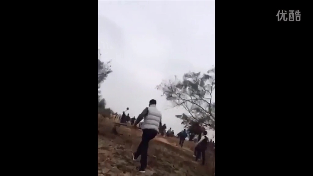 廣東退休官員修墓被指破壞鄰居祖墳風(fēng)水，雙方百人火拼現(xiàn)槍聲