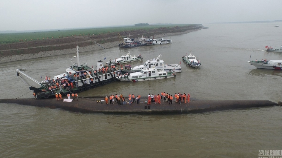 長(zhǎng)江沉沒(méi)客輪起吊航拍畫(huà)面