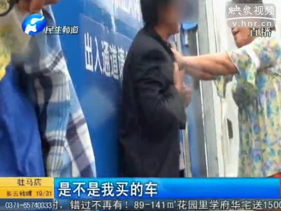 夫妻車?；▓@路中央 棄車去打架