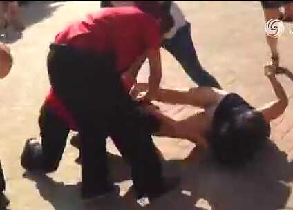 實拍：保安扒女業(yè)主褲子