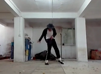 農民工也愛邁克杰克遜！地下室模仿MJ經典舞步