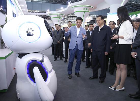李克強與智能機(jī)器人聊了啥