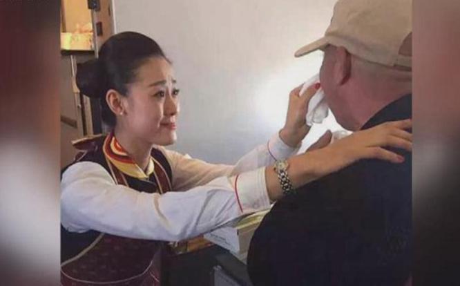 贊！空姐跪地喂河南老人吃飯