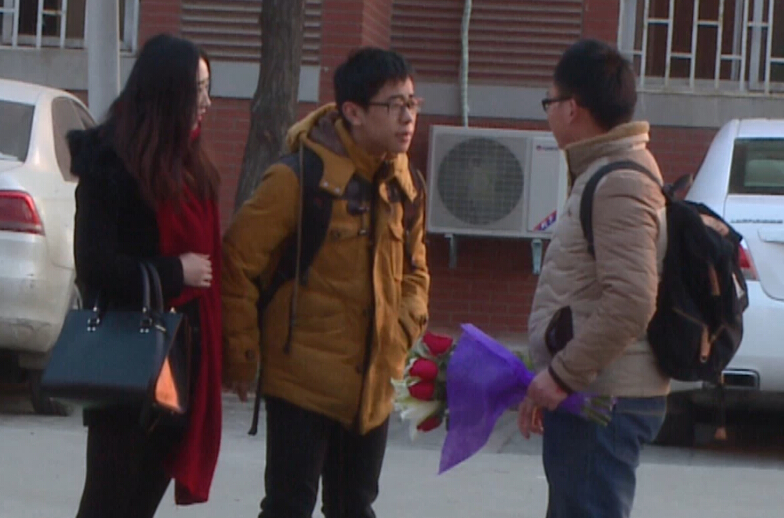 美女請你假裝其男友拒絕追求者，你會怎么辦？