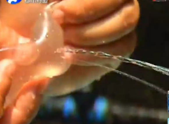 太坑！少女超市買的避孕套超一半漏的