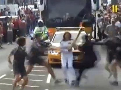 驚魂一幕！不速之客搶奧運火炬遭安保摁倒