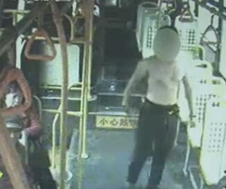 上車光膀子 這是要干啥？