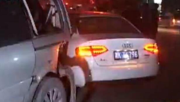 12車停路邊瞬間全報(bào)廢 咋回事？