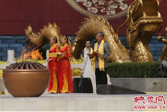 中華炎黃文化研究會(huì)會(huì)長(zhǎng)許嘉璐宣讀拜祖大典拜祭文。映象網(wǎng)記者 邵恰 攝