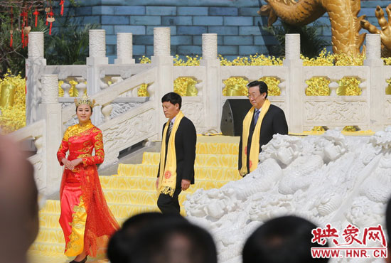 　河南省委書(shū)記、省人大常委會(huì)主任郭庚茂，河南省省長(zhǎng)謝伏瞻敬獻(xiàn)花籃。映象網(wǎng)記者 邵恰 攝