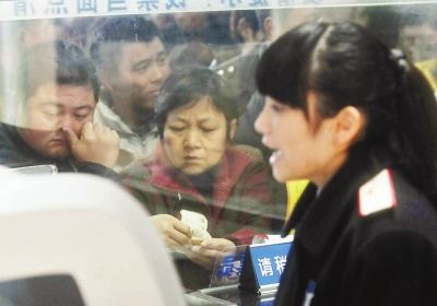 胡娜認(rèn)真、耐心地向旅客介紹票務(wù)情況