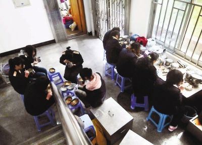 短短半個小時就餐休息時間，售票員們把椅子當(dāng)餐桌，擠在不到20平方米的地方吃飯
