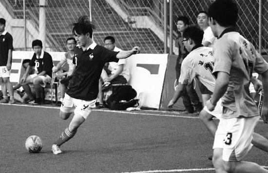 只要有球踢，小伙子們就很高興