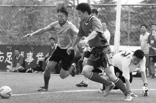 鄭州航院隊與鄭州經(jīng)開正和隊的比賽，可謂是學(xué)生軍和朋友隊之間的強強對決