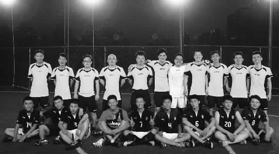 昨晚，東道主東方今報(bào)隊(duì)迎來了第二個(gè)比賽對(duì)手——財(cái)大數(shù)學(xué)隊(duì)