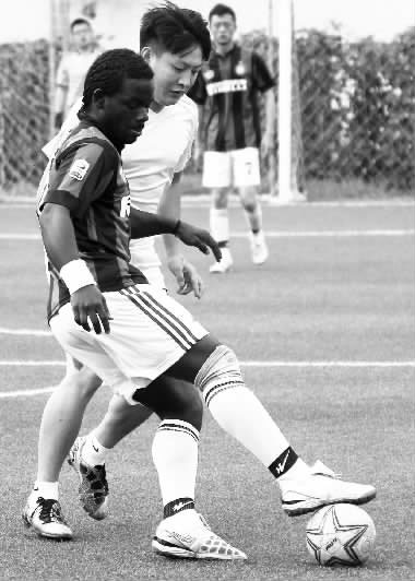 黑人小伙維安雖然沒有進(jìn)球，但其在場上展現(xiàn)出來的個人能力，贏得了對手的稱贊