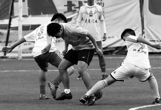 奪冠熱門球隊美意門業(yè),上半場就踢出了5:0的一邊倒局面 奪冠熱門球隊美意門業(yè),上半場就踢出了5:0的一邊倒局面