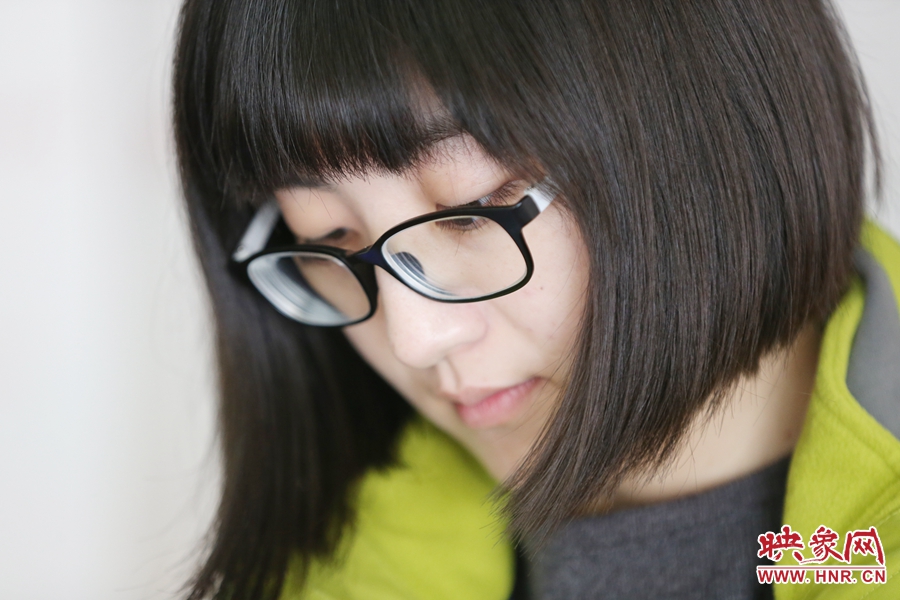 采訪中認(rèn)真記錄的樂天。