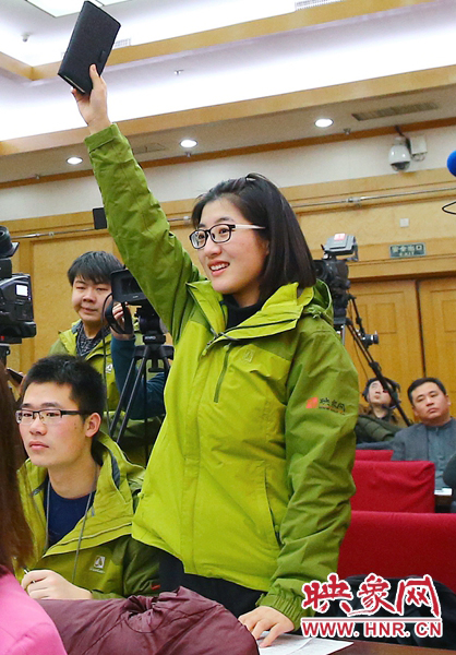 兩會記者會，樂天站起來舉手。