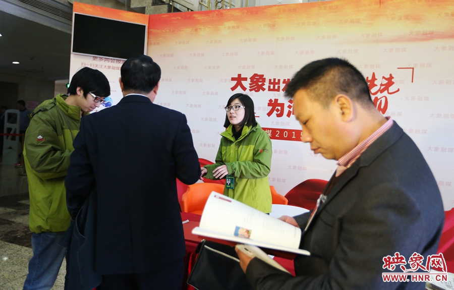 向代表、委員講解大象融媒旗下出品的新聞產(chǎn)品。