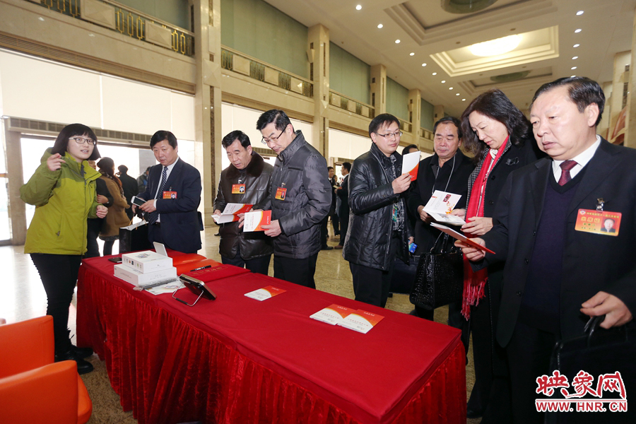 向代表、委員講解大象融媒旗下出品的新聞產(chǎn)品。