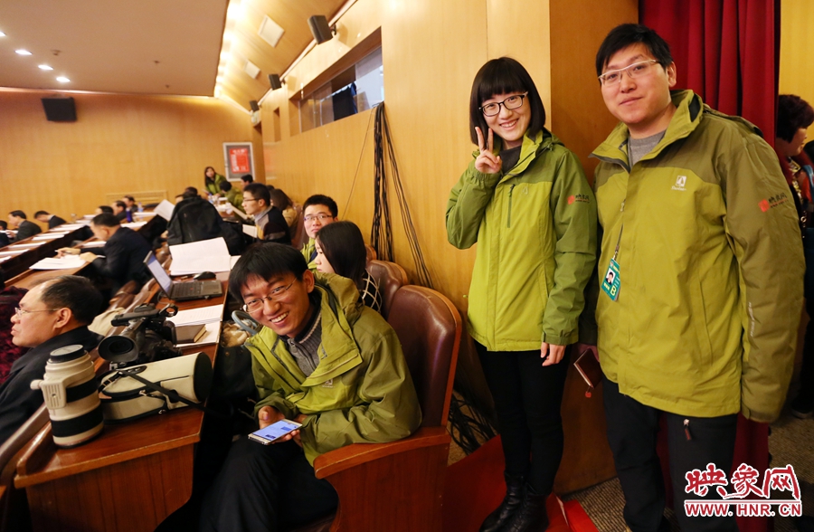 與同事一起的樂天。