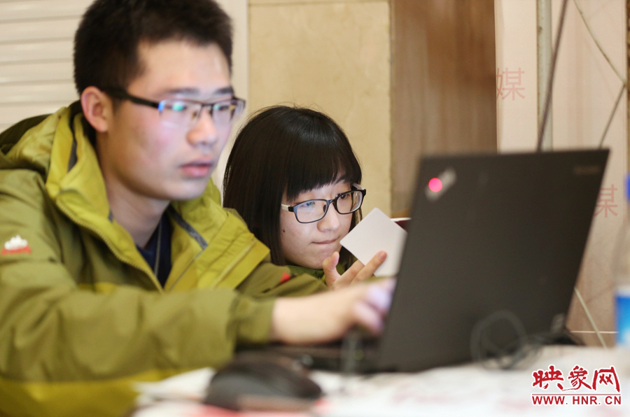 與同事現(xiàn)場寫稿子的樂天。