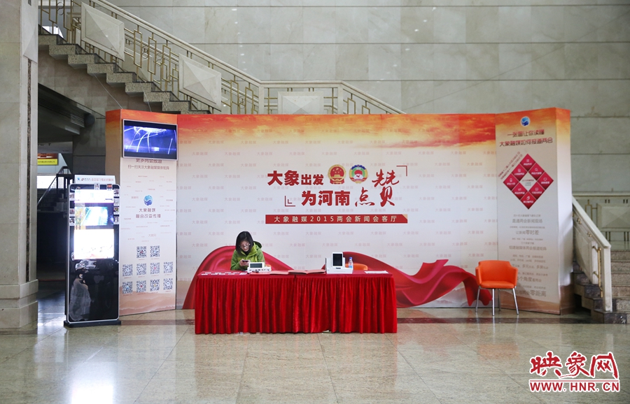 工作間隙還要更新映象網(wǎng)兩會微博。