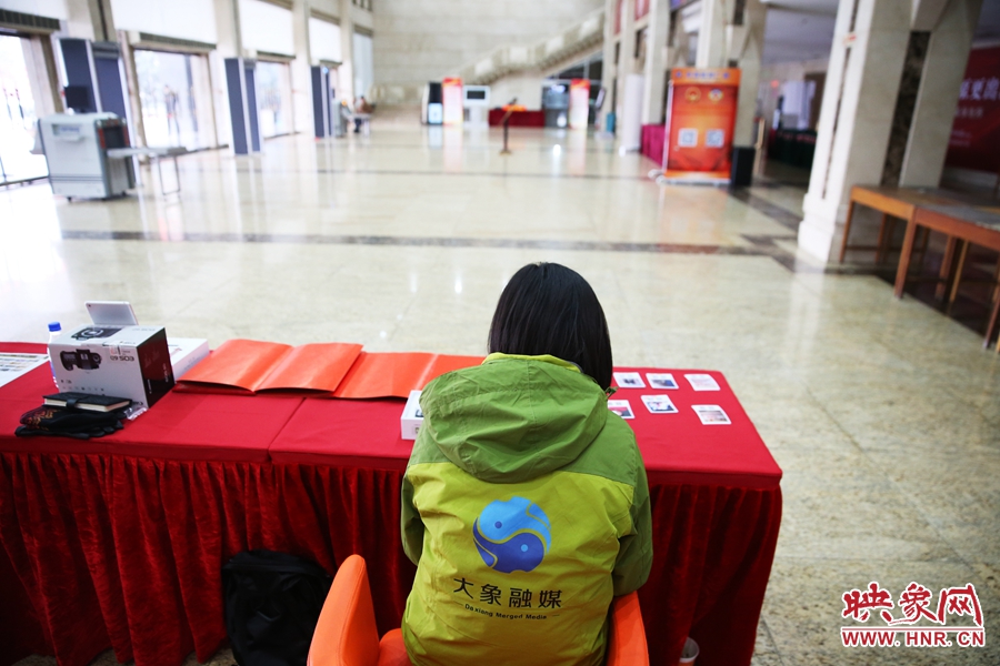 一個人的堅守在工作崗位。