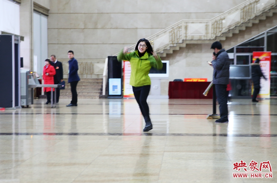 南樂天完成一個采訪后，興奮的跳了起來。