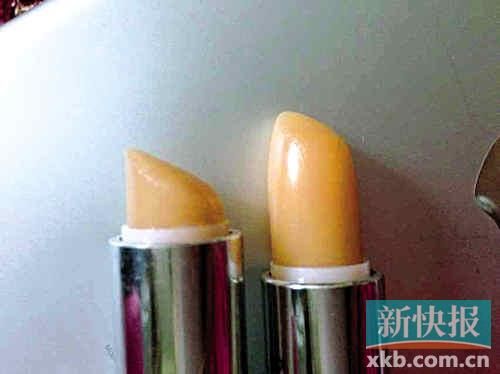 ■蘇小姐將其在專柜和聚美優(yōu)品購買的伊麗莎白雅頓唇膏對比，產品包裝和唇膏顏色明顯不同。