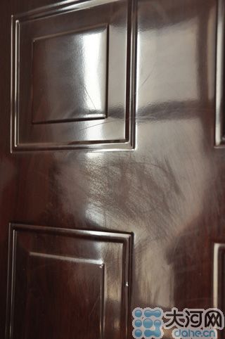 　雖然王先生用砂紙打磨過，但是“奠字”仍依稀可見