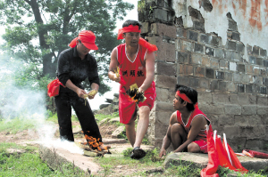 龍王廟前祭拜。
