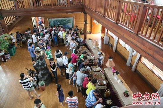 聽眾們?cè)谀疚輹?huì)所享用免費(fèi)自助餐。